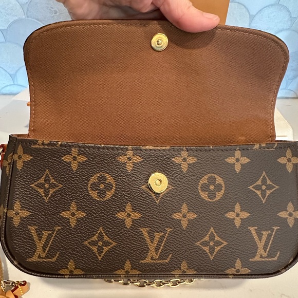 Louis Vuitton Ivy wallet on chain - Picture 11 of 17